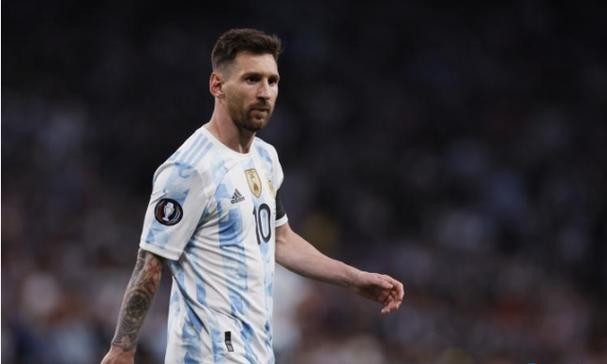 萨科齐坐牢，配2名“保镖”